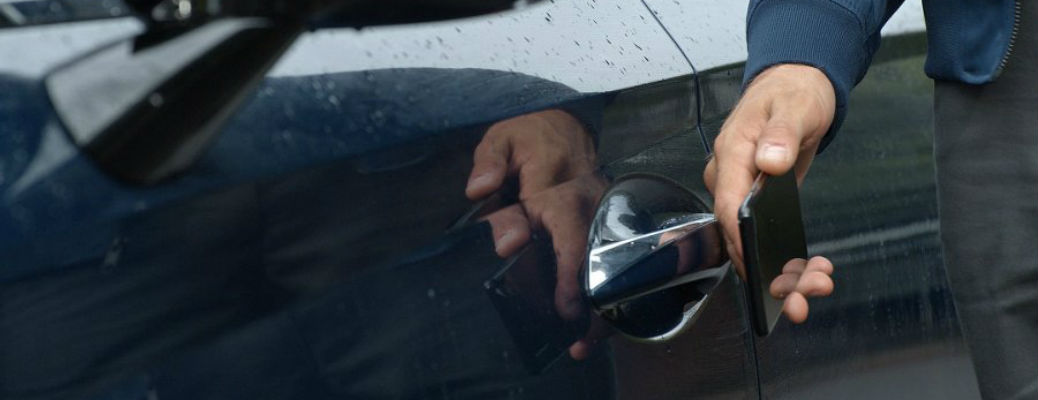 Person holding smartphone to Hyundai Sonata door