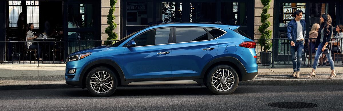 Hyundai Tucson parked at a restaurant.